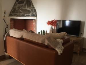 阿尔凡德加达菲Lambisco- Alojamento local的客厅设有棕色沙发和壁炉