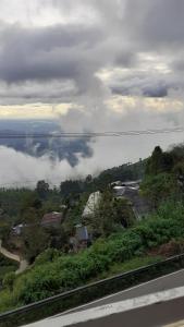 哈普特莱Haputale Super View的天空云层的山丘上小镇的景色