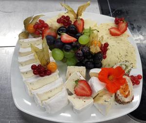 阿勒斯贝格Gasthof Endres的桌上的一盘奶酪和水果
