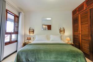 阿布拉奥阿特兰提卡丛林旅舍的一间卧室配有一张大床和镜子