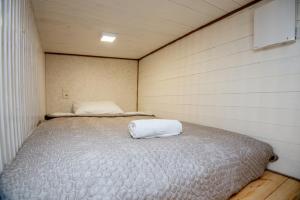 克莱佩达KUBU Loft的一间小卧室,内配一张床