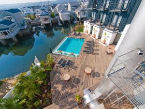 克尼斯纳涡轮机Spa酒店的享有带游泳池的房屋的空中景致