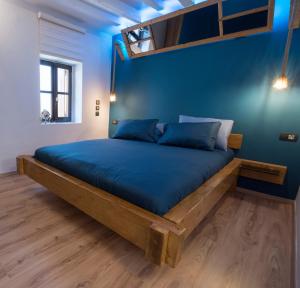 罗德镇Casa de Mikel的蓝色墙壁间的一张床位