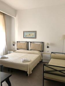 努奥罗B&B Piazza Dante Nuoro的酒店客房设有两张床和窗户。