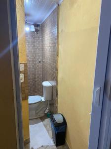 阿拉亚尔-杜卡布Hospedagem Mariano的一间小浴室,内设卫生间