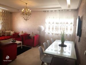 非斯Luxury apart in Fes monumental Exclusively for the family的客厅配有红色的沙发和桌子