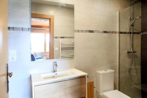 苏加拉穆尔迪Apartamentos Armua的浴室配有卫生间、盥洗盆和淋浴。