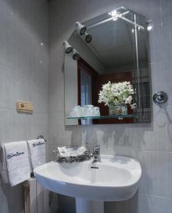 坎巴多斯圣马科斯撒尼斯酒店的浴室设有白色水槽和镜子