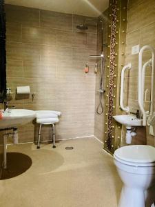 利物浦30詹姆斯街酒店的浴室配有卫生间、盥洗盆和淋浴。