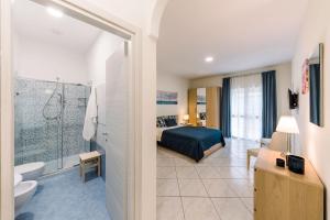 斯卡拉Villa san Lorenzo rooms的一间酒店客房 - 带一张床和一间浴室