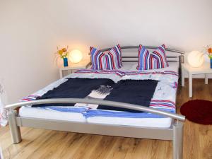 博恩Apartment Scholz by Interhome的卧室里一张带条纹枕头的床
