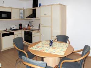 洛丁Apartment Haus Berlin-5 by Interhome的厨房配有木桌、椅子和桌子