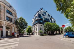 瓦尔纳Varna Classic Apartments的城市街道上的一座蓝白色建筑