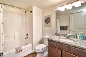 摩押5I Cozy Family Friendly Moab Condo的浴室配有卫生间、盥洗盆和淋浴。
