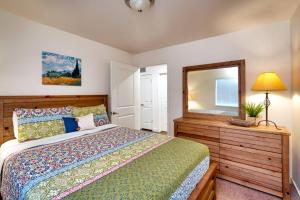 摩押5I Cozy Family Friendly Moab Condo的一间卧室配有一张床和镜子