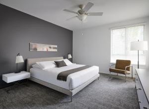 洛杉矶AKA比佛利山庄酒店的一间卧室配有一张床和吊扇