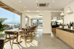 依拉佩特拉Enorme Santanna Beach的一间带桌椅的餐厅和一间酒吧