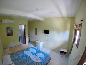 纳塔尔Pousada Portuguesa的一间卧室设有蓝色的床和绿色的墙壁
