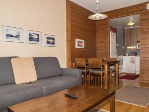 于莱Holiday Home Ylläs chalet a402 by Interhome的客厅配有沙发和桌子
