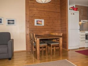 于莱Holiday Home Ylläs chalet a402 by Interhome的厨房以及带桌椅的用餐室。