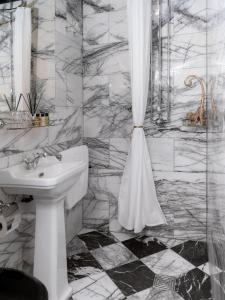 爱丁堡House of Gods Royal Mile的白色的浴室设有水槽和淋浴帘