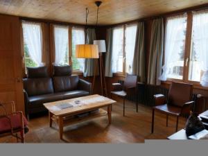 格施塔德Apartment Lena- Chalet by Interhome的带沙发和咖啡桌的客厅