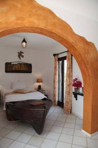 圣安娜纳克索斯维拉达纳伊酒店的一间卧室设有一张床和一个拱门