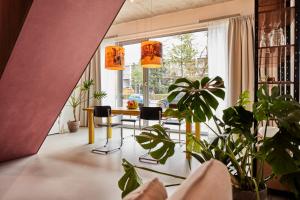 阿姆斯特丹New beautiful design studio in Amsterdam West的客厅配有桌椅和植物