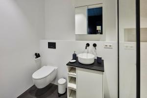 阿姆斯特丹New beautiful design studio in Amsterdam West的白色的浴室设有卫生间和水槽。