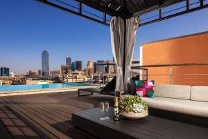达拉斯Canvas Hotel Dallas的享有城市美景的屋顶露台