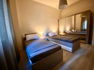 曼托瓦Residenza Bonomi 23的酒店客房,设有两张床和镜子