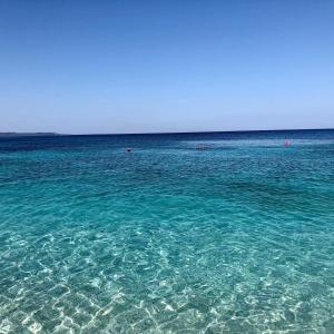 卡萨米尔Villa Ermali的一大片蓝色的水,与海洋中的人们