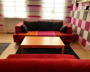 陶格夫匹尔斯Fuksija House的带沙发和咖啡桌的客厅