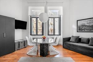 雅典Art Pantheon - Suites & Apartments的客厅配有桌子和沙发
