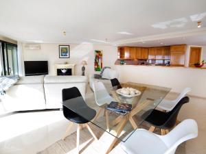 维耶亚高原Apartment Villa Marina Golf-1 by Interhome的客厅配有白色的沙发和椅子
