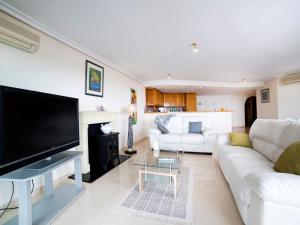 维耶亚高原Apartment Villa Marina Golf-1 by Interhome的客厅配有白色沙发和电视