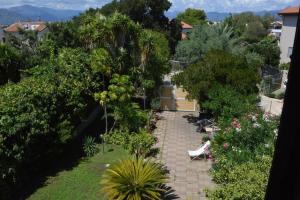 阿尔巴塔克斯Casa Vacanze Rocco的享有花园的顶部景色,花园内种有长凳和树木