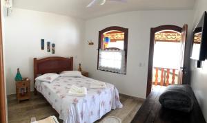 帕拉蒂Viva Brasil Pousada的卧室配有床、椅子和窗户。