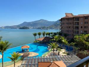 安格拉杜斯雷斯Charme Comforto Beira Mar的从酒店的阳台上可欣赏到湖景