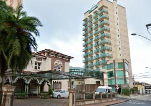 乌贝拉巴Tamareiras Prime Hotel的一条街道,有高高的建筑和建筑