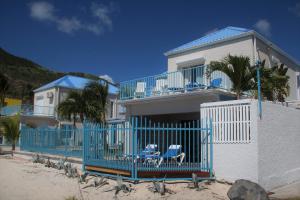 菲利普斯堡THE VILLAS ON GREAT BAY, Villa LAVINIA #9的海滩上带蓝色门的房子