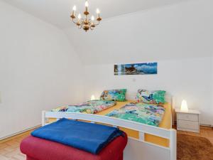 AltenfeldCozy Apartment in Altenfeld with Garden的一间带两张床和凳子的卧室
