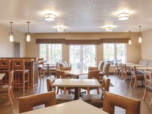大瀑布城大瀑布城拉金塔旅馆及套房酒店的用餐室设有桌椅和窗户。