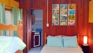 Montaña Linda Guest House Orosi客房内的一张或多张床位