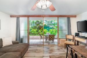 基黑BeachFront Kihei Kai Nani - Maui Vista Deluxe Condos的带沙发和吊扇的客厅