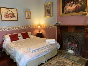 杰拉尔顿格雷戈里维拉维酒店的一间卧室配有一张床和一个壁炉