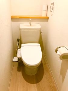 京都Enzo Kyoto Gojo E的一间位于客房内的白色卫生间的浴室