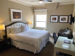旧金山Kensington Park Hotel的卧室配有一张白色大床和一张书桌