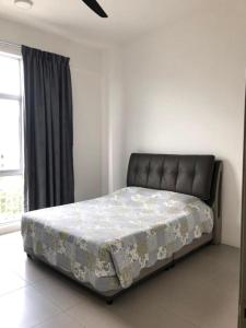 伯恩仓Barrington Square 1 Room Apt @ Pasar Malam的一张位于带窗户的房间的床