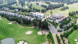会安蒙哥马利林克别墅酒店的享有度假村高尔夫球场的空中景致